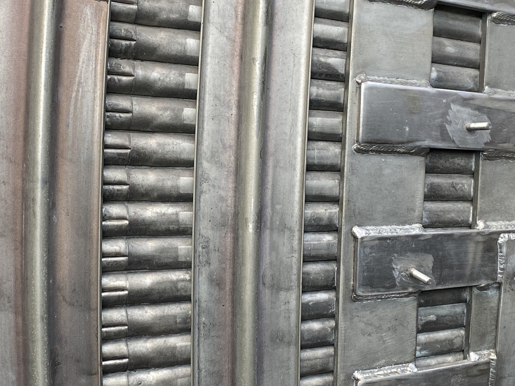 Welded tube-bundle regenerative cooling jacket on a liquid rocket engine
